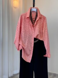 Blusa Satinada Coral con Relieve Animal Print