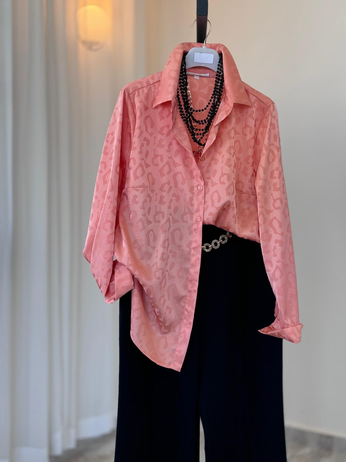 Blusa Satinada Coral con Relieve Animal Print