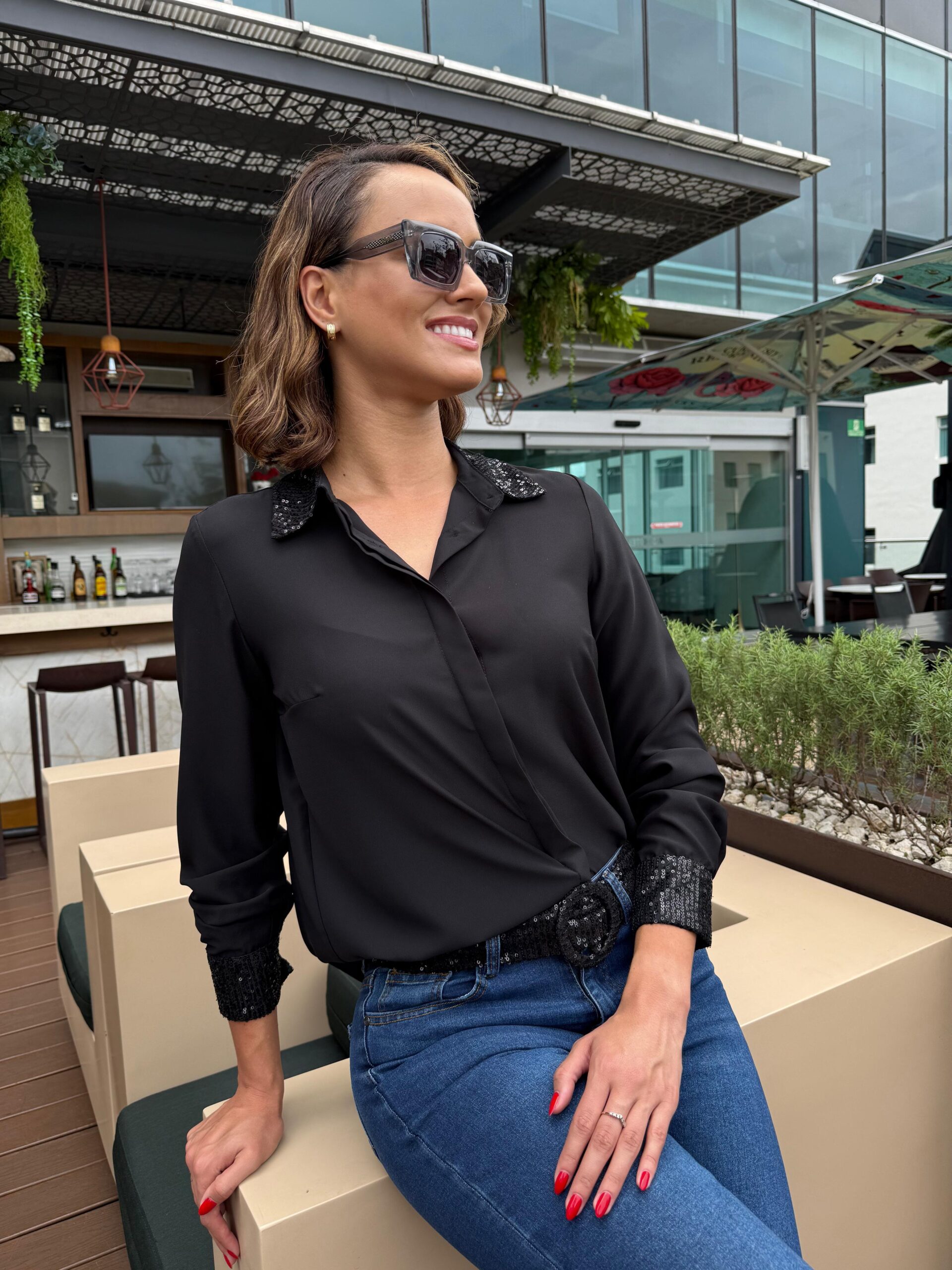 Blusa Negra con Cuello y Puños en Lentejuelas