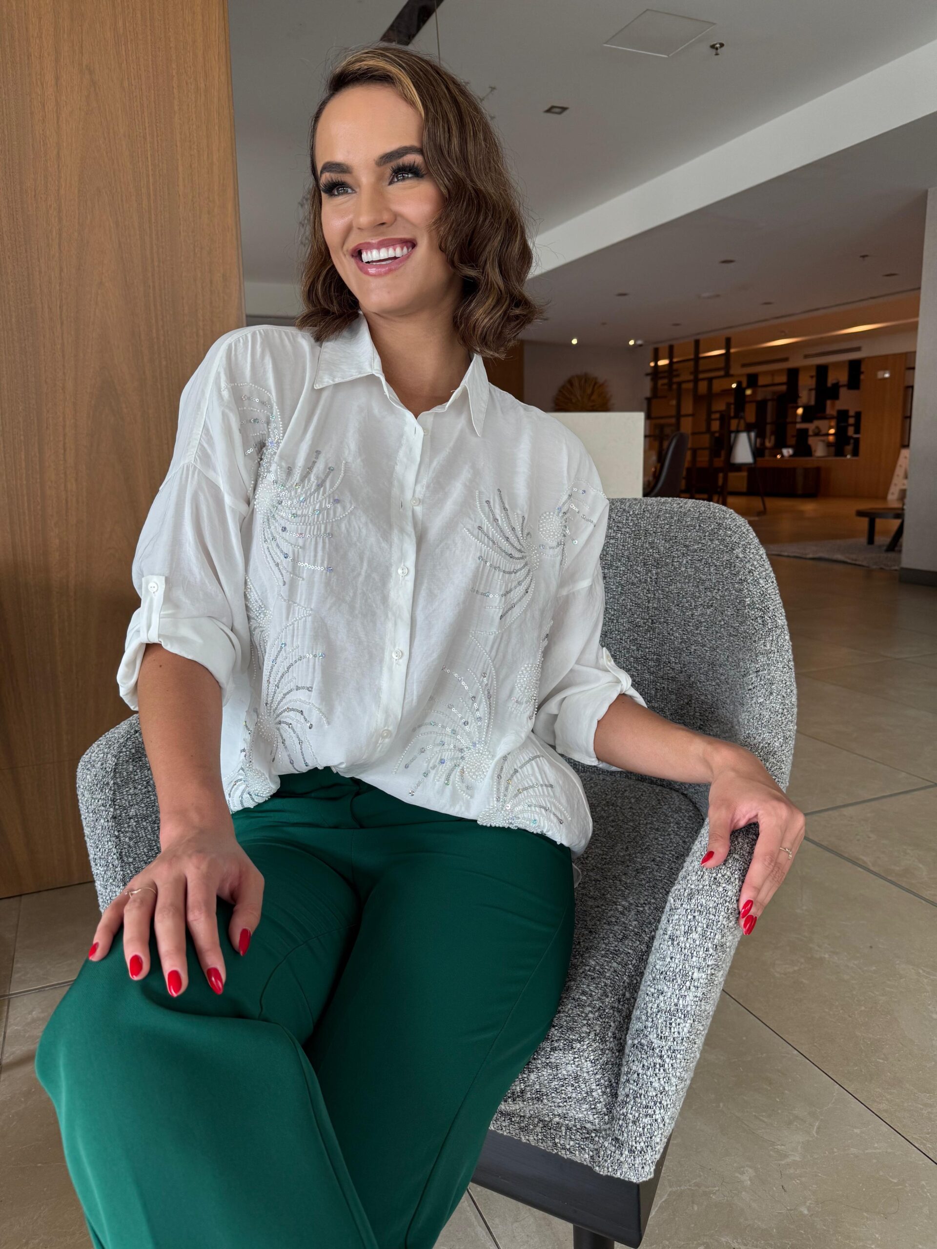 Blusa Blanca con Bordados Brillantes
