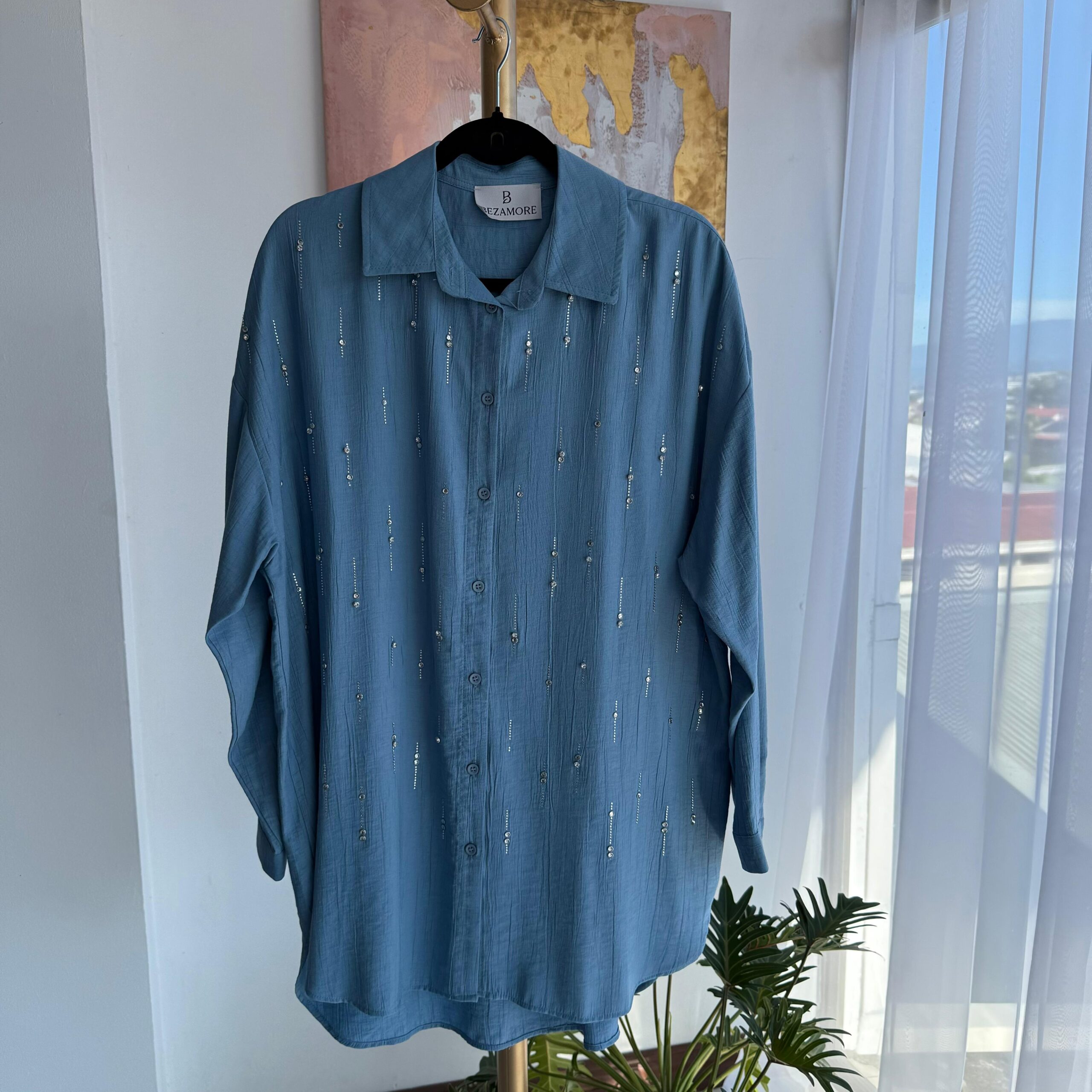 Blusa Celeste con Aplicaciones Brillantes
