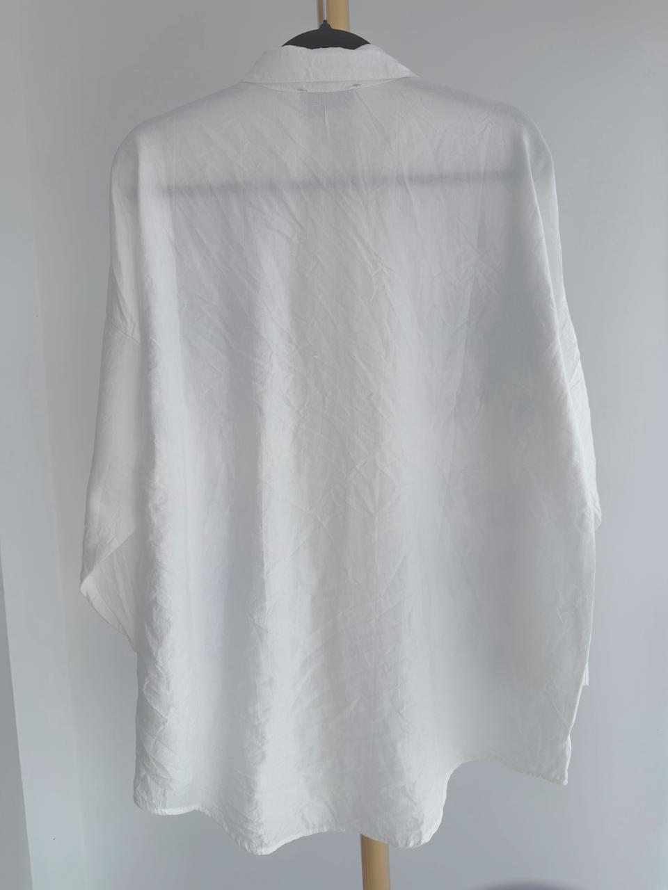 CAMISA BLANCA CON DETALLES EN RELIEVE - Imagen 2