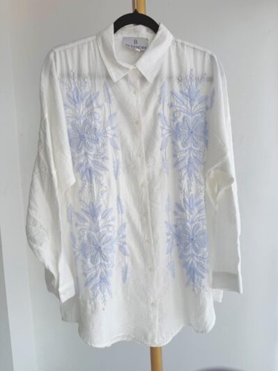 CAMISA BLANCA CON DETALLES EN RELIEVE