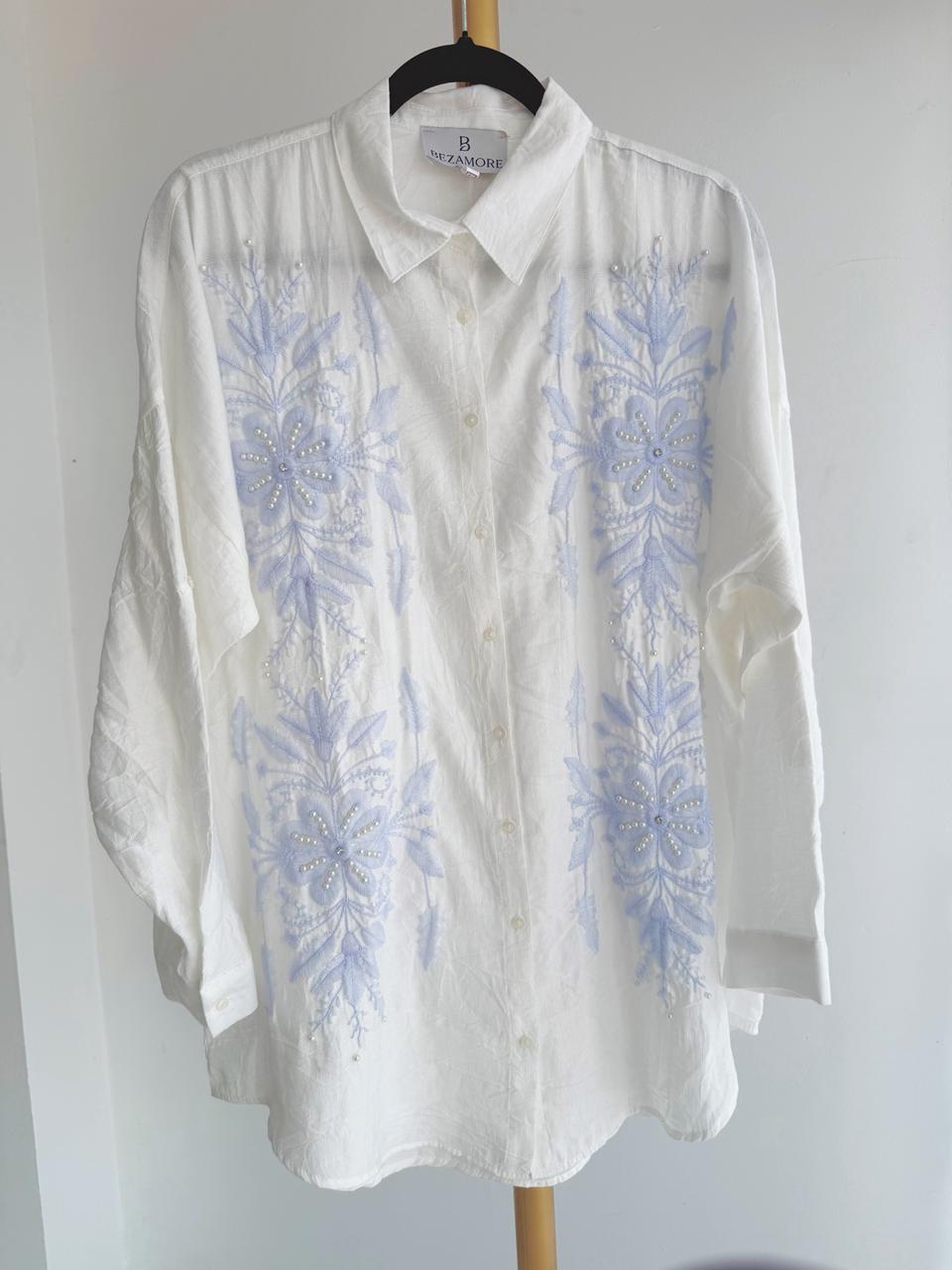 CAMISA BLANCA CON DETALLES EN RELIEVE