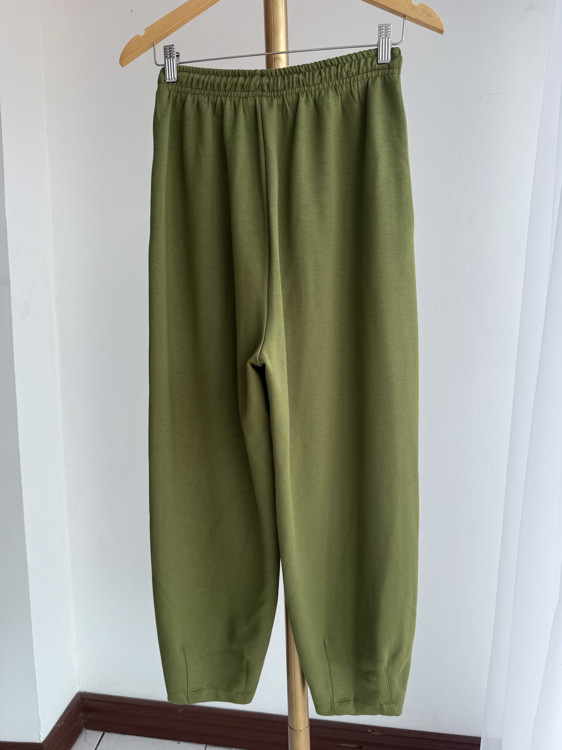 PANTALÓN JOGGER VERDE OLIVO - Imagen 2
