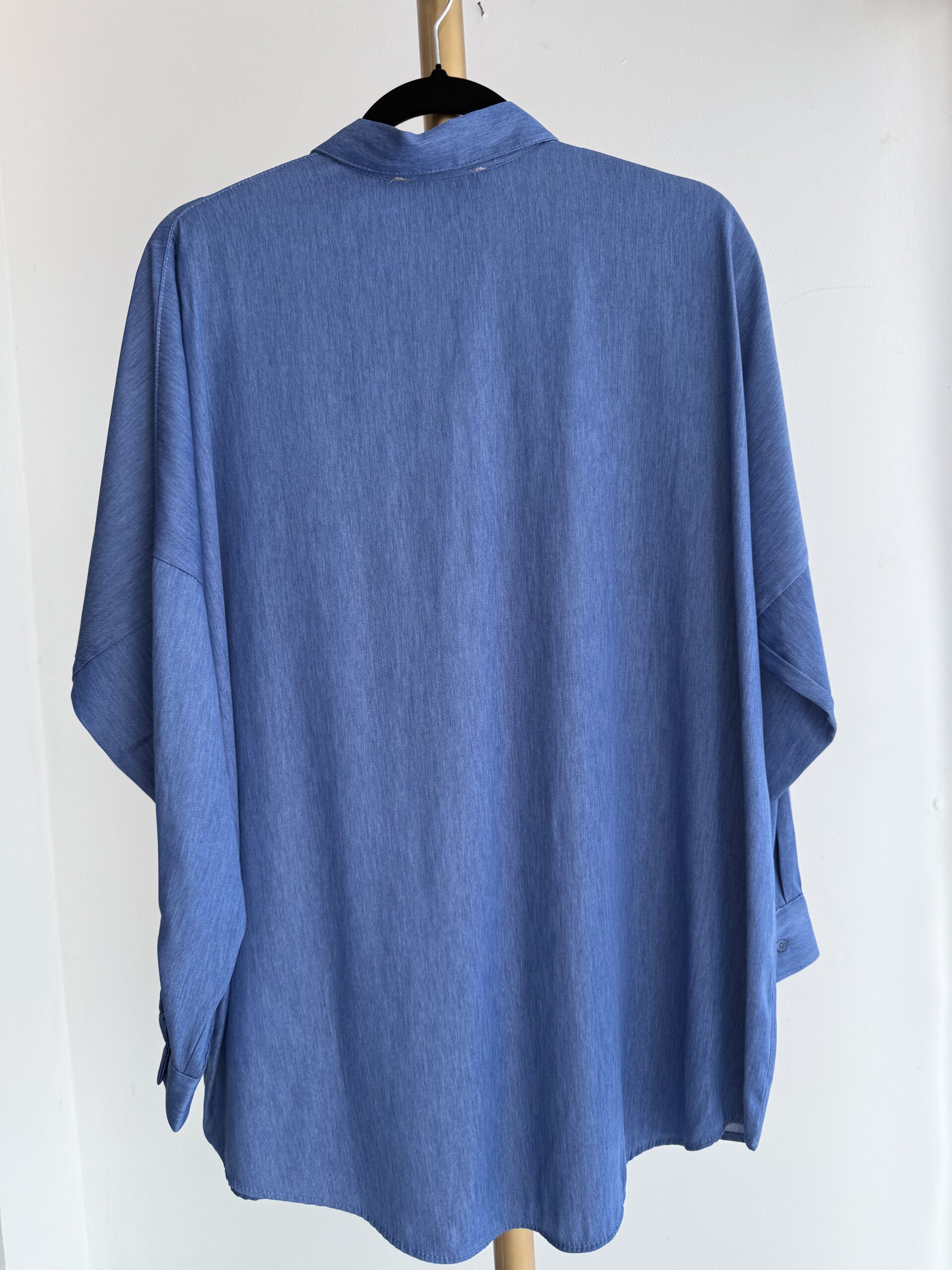 CAMISA AZUL CON DETALLE ARTESANAL - Imagen 2