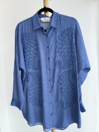 CAMISA AZUL CON DETALLE ARTESANAL