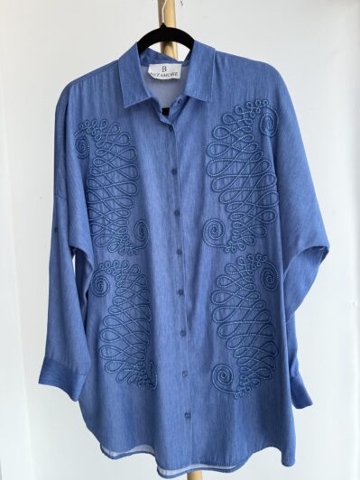CAMISA AZUL CON DETALLE ARTESANAL