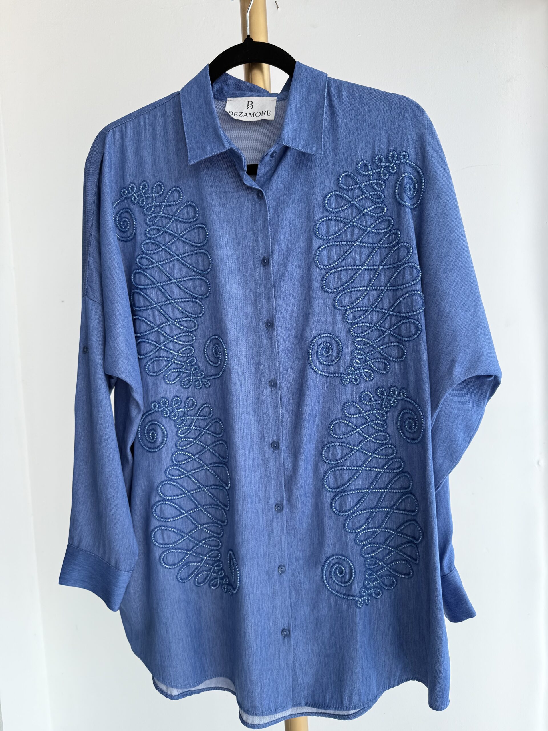 CAMISA AZUL CON DETALLE ARTESANAL