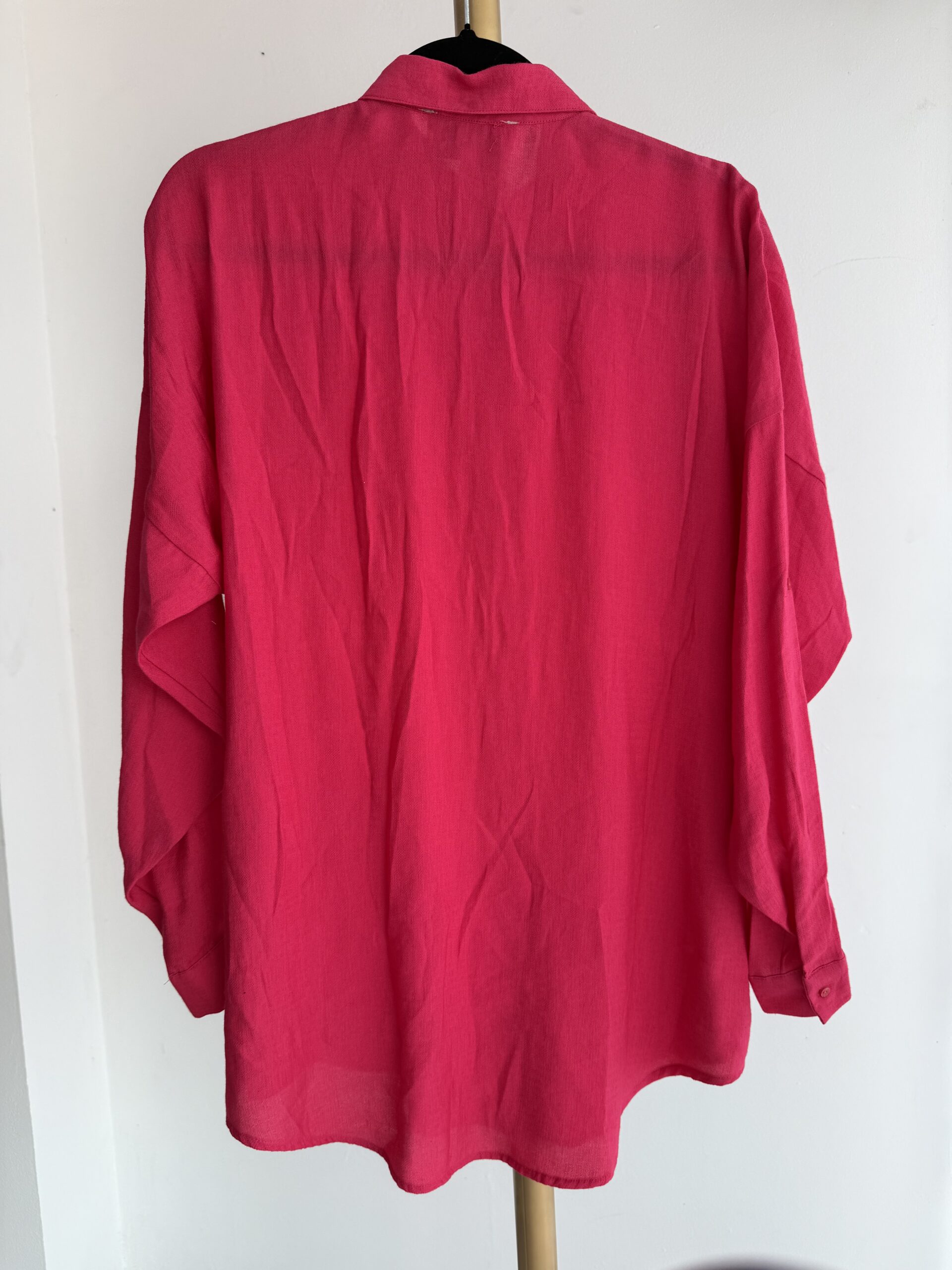 CAMISA FUCSIA CON BORDADO FLORAL - Imagen 2