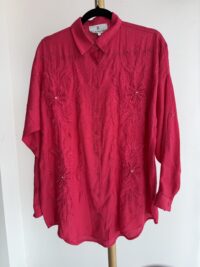 CAMISA FUCSIA CON BORDADO FLORAL