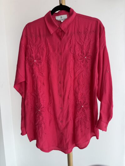 CAMISA FUCSIA CON BORDADO FLORAL
