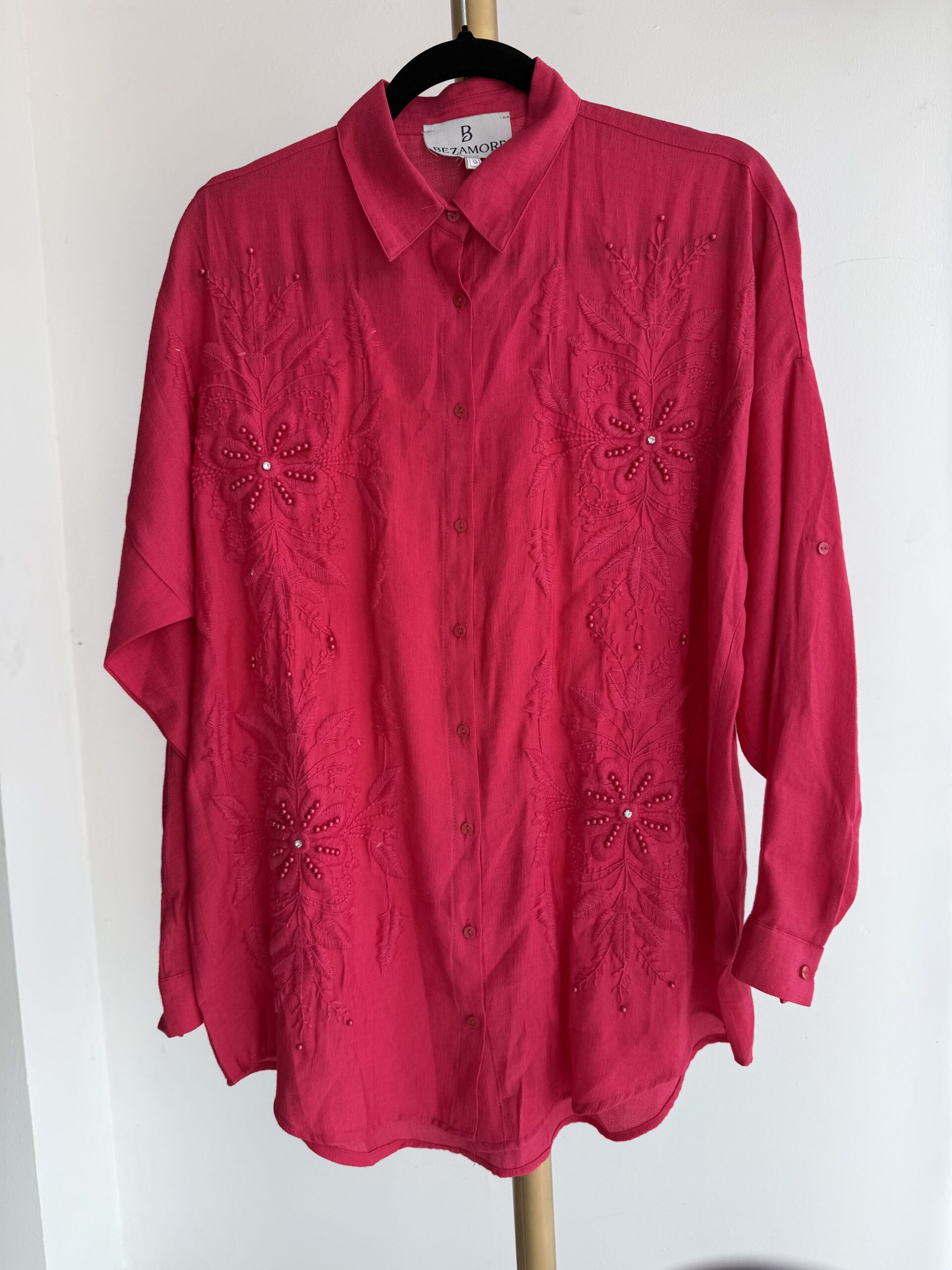 CAMISA FUCSIA CON BORDADO FLORAL