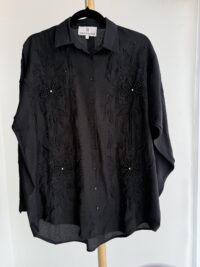 CAMISA NEGRA BORDADA CON FLORES