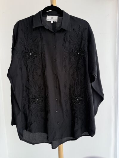 CAMISA NEGRA BORDADA CON FLORES