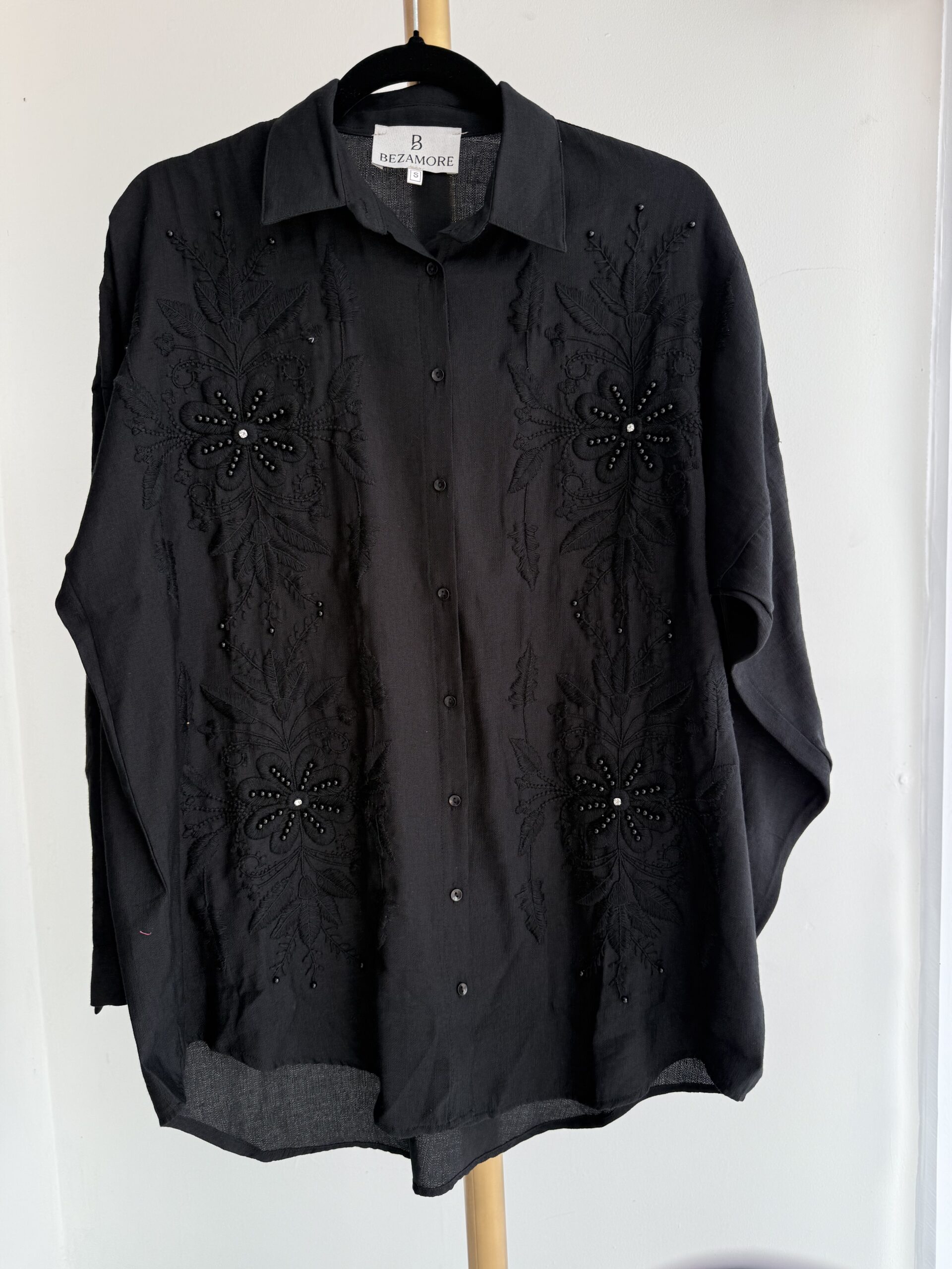 CAMISA NEGRA BORDADA CON FLORES