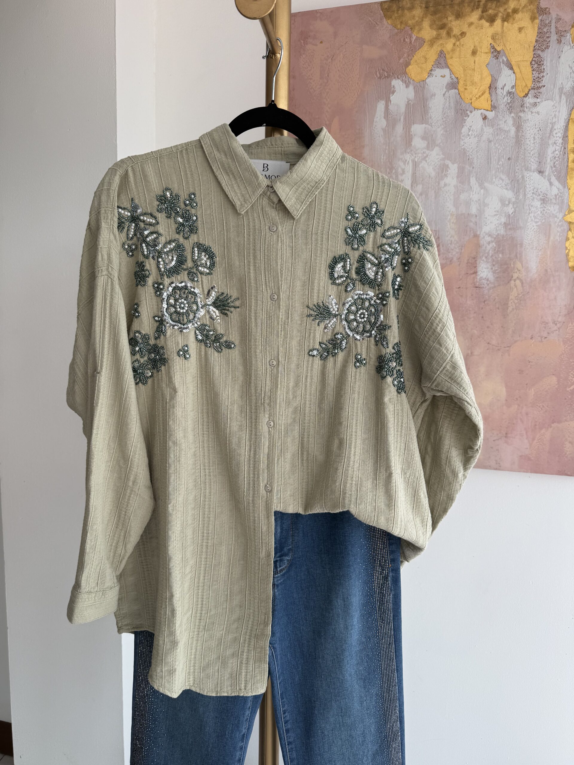CAMISA VERDE CON APLIQUES BRILLANTES