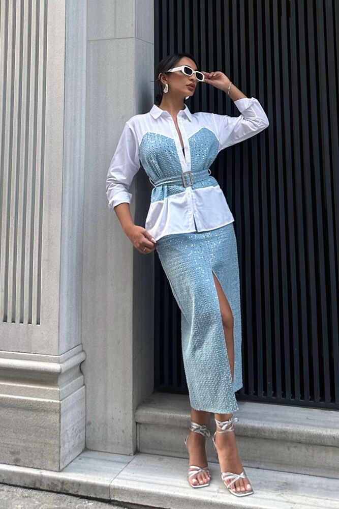 Blusa blanca con cinturón celeste y detalles brillantes - Imagen 6