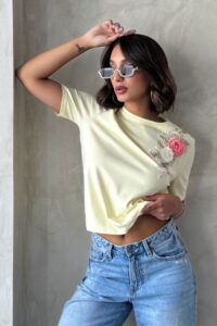 Blusa amarillo pastel con flores bordadas y aplicaciones 3D