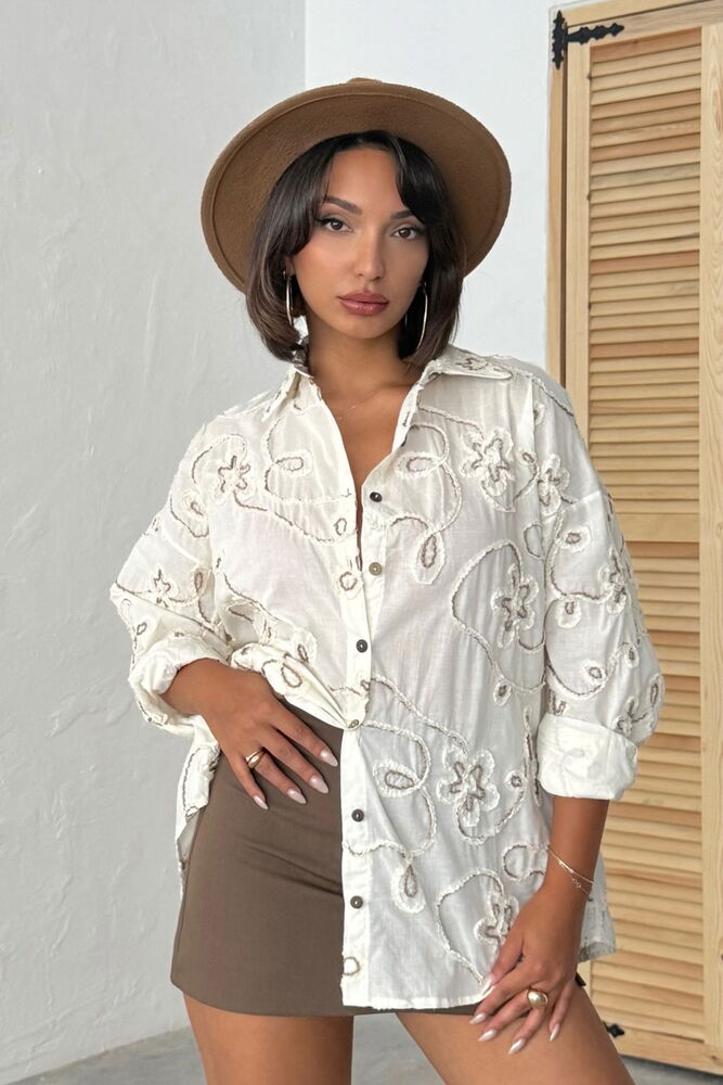 Blusa beige bordada con diseño floral en relieve