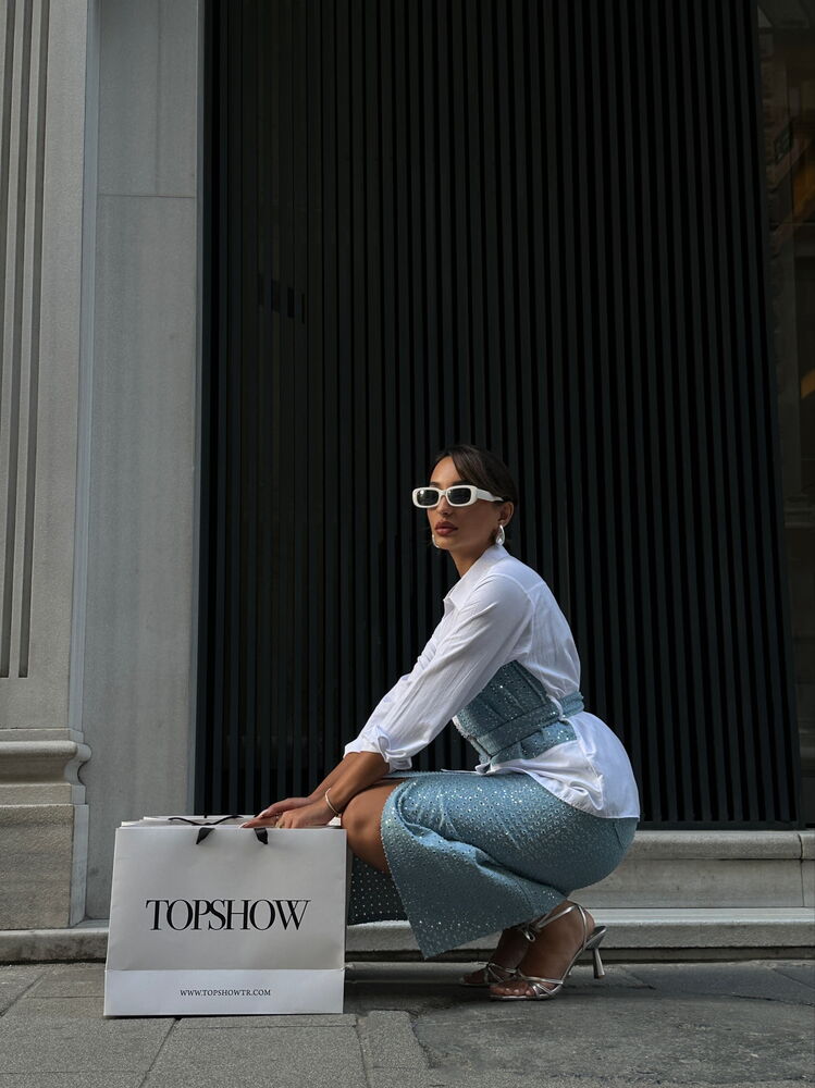 Blusa blanca con cinturón celeste y detalles brillantes - Imagen 5