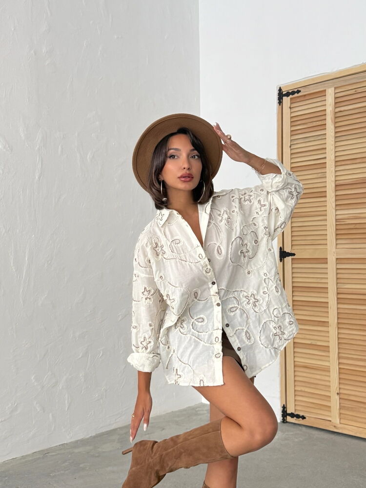 Blusa beige bordada con diseño floral en relieve - Imagen 5