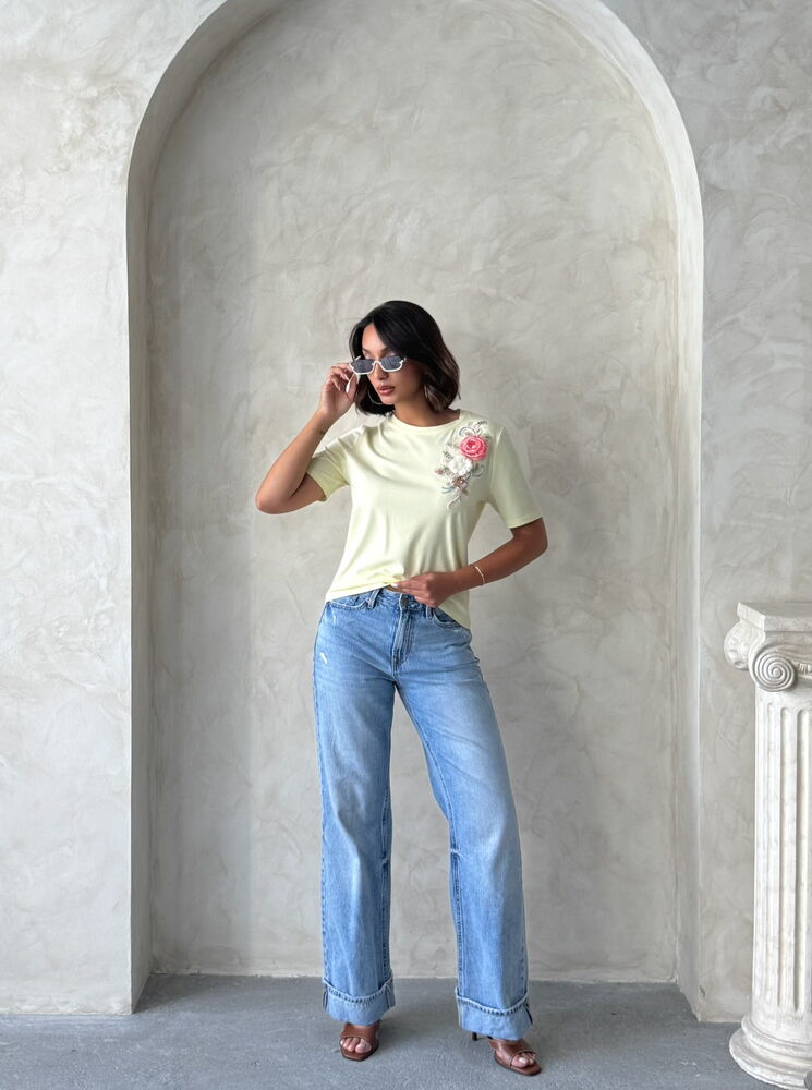 Blusa amarillo pastel con flores bordadas y aplicaciones 3D - Imagen 4