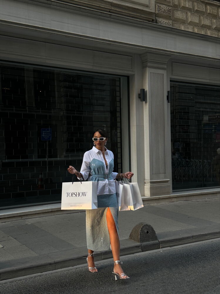 Blusa blanca con cinturón celeste y detalles brillantes - Imagen 3