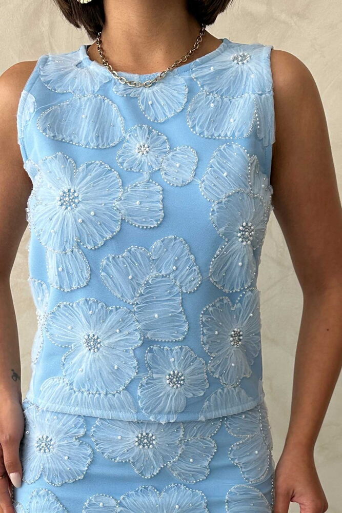 Blusa celeste bordada con flores en relieve y perlas decorativas