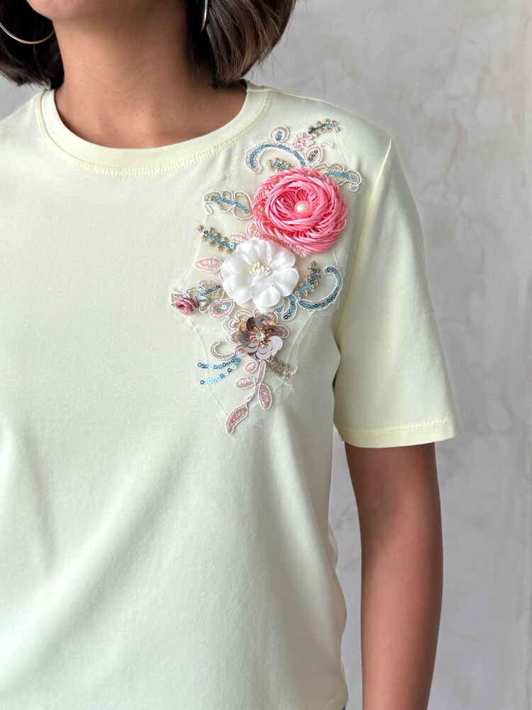 Blusa amarillo pastel con flores bordadas y aplicaciones 3D - Imagen 3
