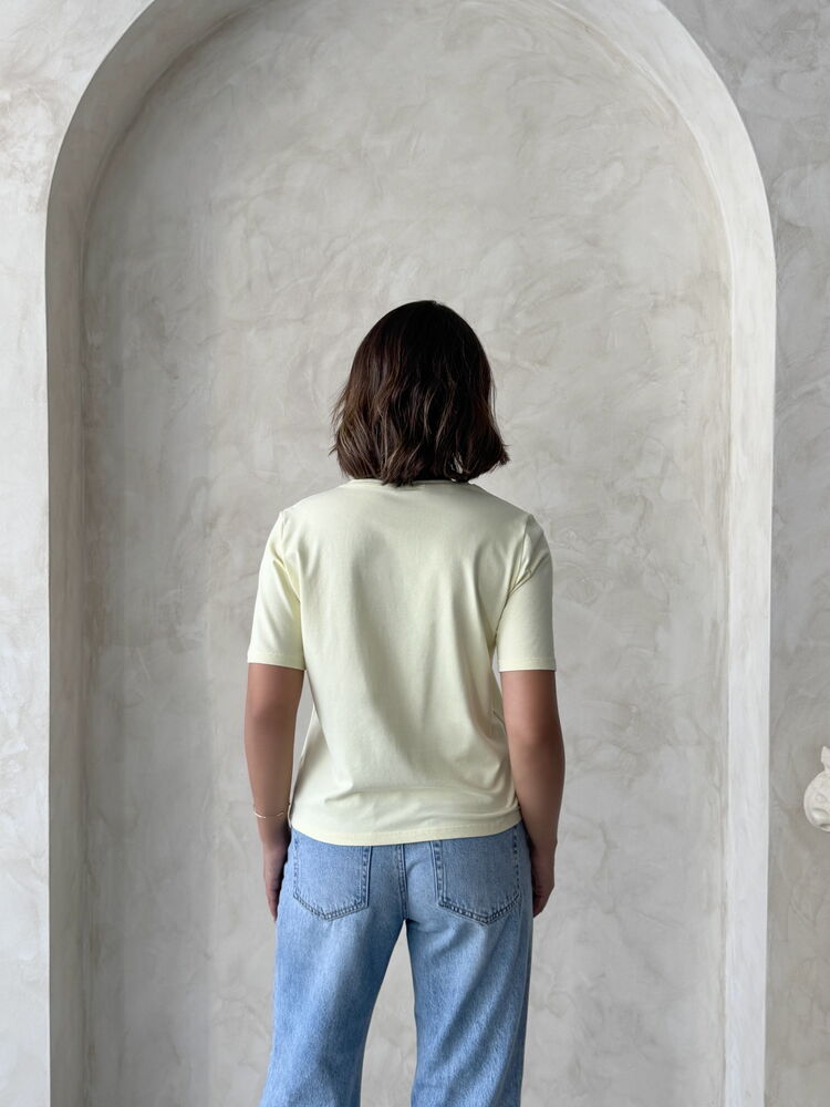 Blusa amarillo pastel con flores bordadas y aplicaciones 3D - Imagen 2