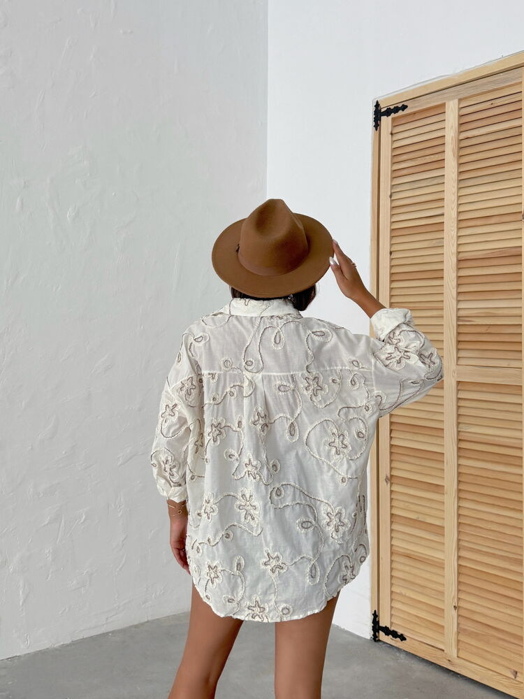 Blusa beige bordada con diseño floral en relieve - Imagen 2