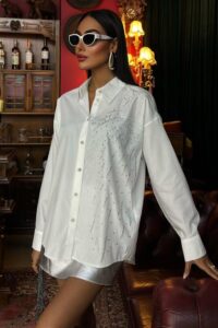 Camisa blanca oversize con apliques brillantes