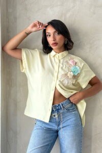 Blusa amarilla con aplicaciones florales en 3D y bordado decorativo