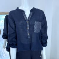 Blusa Azul Marino para Mujer con Detalle de Lentejuelas y Bolsillo Decorativo | Tienda Altiva Costa Rica
