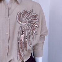 Blusa Beige Talla Única con Bordado de Lentejuelas y Perlas en Diseño Ornamental | Tienda Altiva Costa Rica