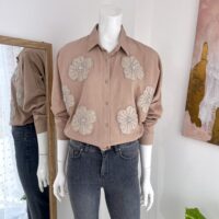 Blusa Beige Talla Única para Mujer – Flores Bordadas con Pedrería | Tienda Altiva Costa Rica
