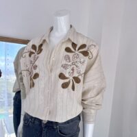 Blusa Beige Rayas Verticales Talla Única para Mujer – Flores Bordadas con Lentejuela | Tienda Altiva Costa Rica