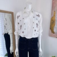 Blusa Blanca Talla Única para Mujer – Bordado Floral en Lentejuela | Tienda Altiva Costa Rica