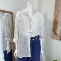 Blusa Blanca Talla Única para Mujer – Diseño Combinado con Estampado Orgánico | Tienda Altiva Costa Rica