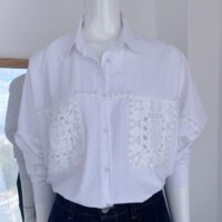 Blusa Blanca Talla Única para Mujer con Aplicación de Encaje y Perlas Decorativas | Tienda Altiva Costa Rica