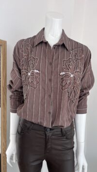 Blusa Café Rayada Talla Única para Mujer – Bordado Floral en Pedrería | Tienda Altiva Costa Rica