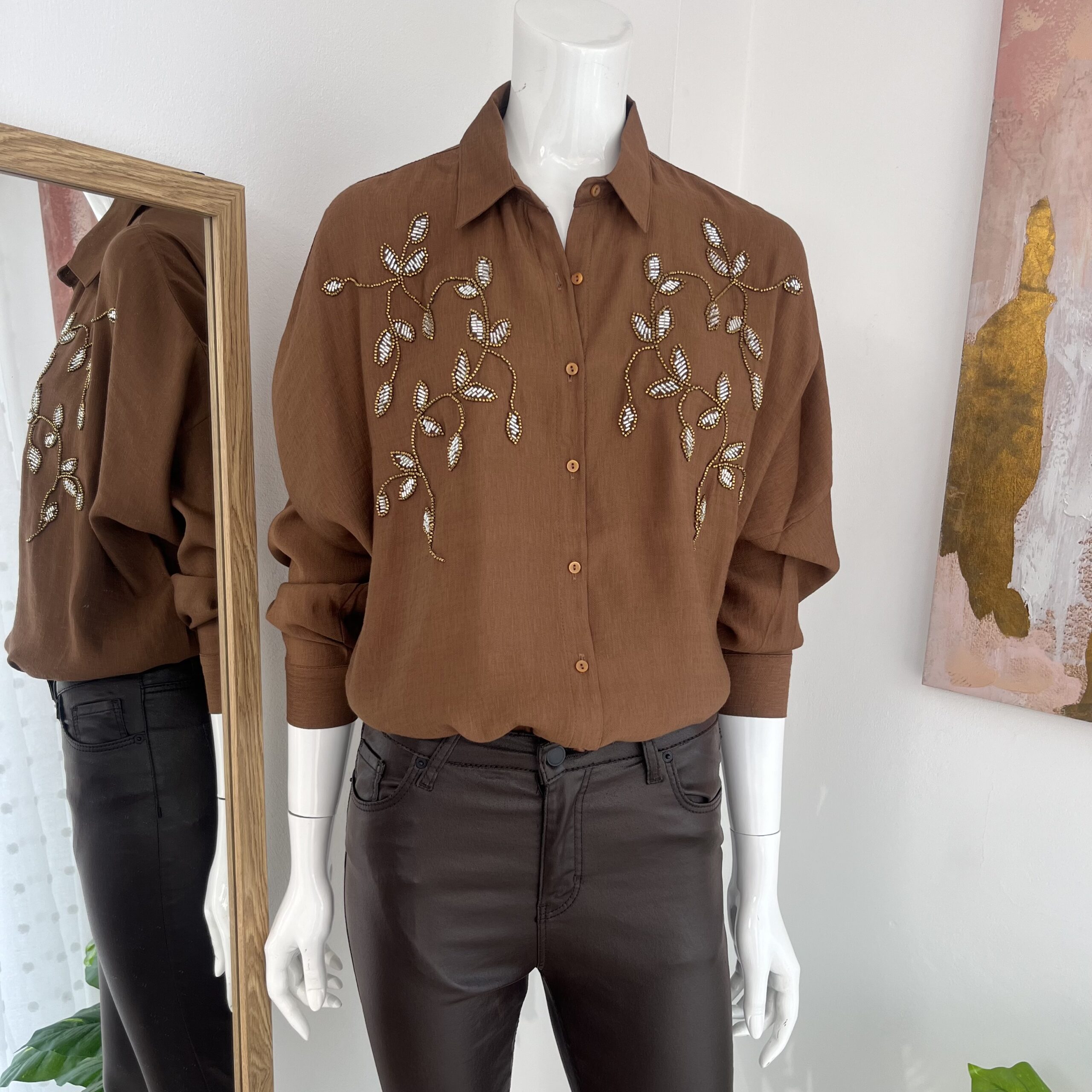 Blusa Café Talla Única para Mujer – Bordado de Hojas en Pedrería | Tienda Altiva Costa Rica - Imagen 4