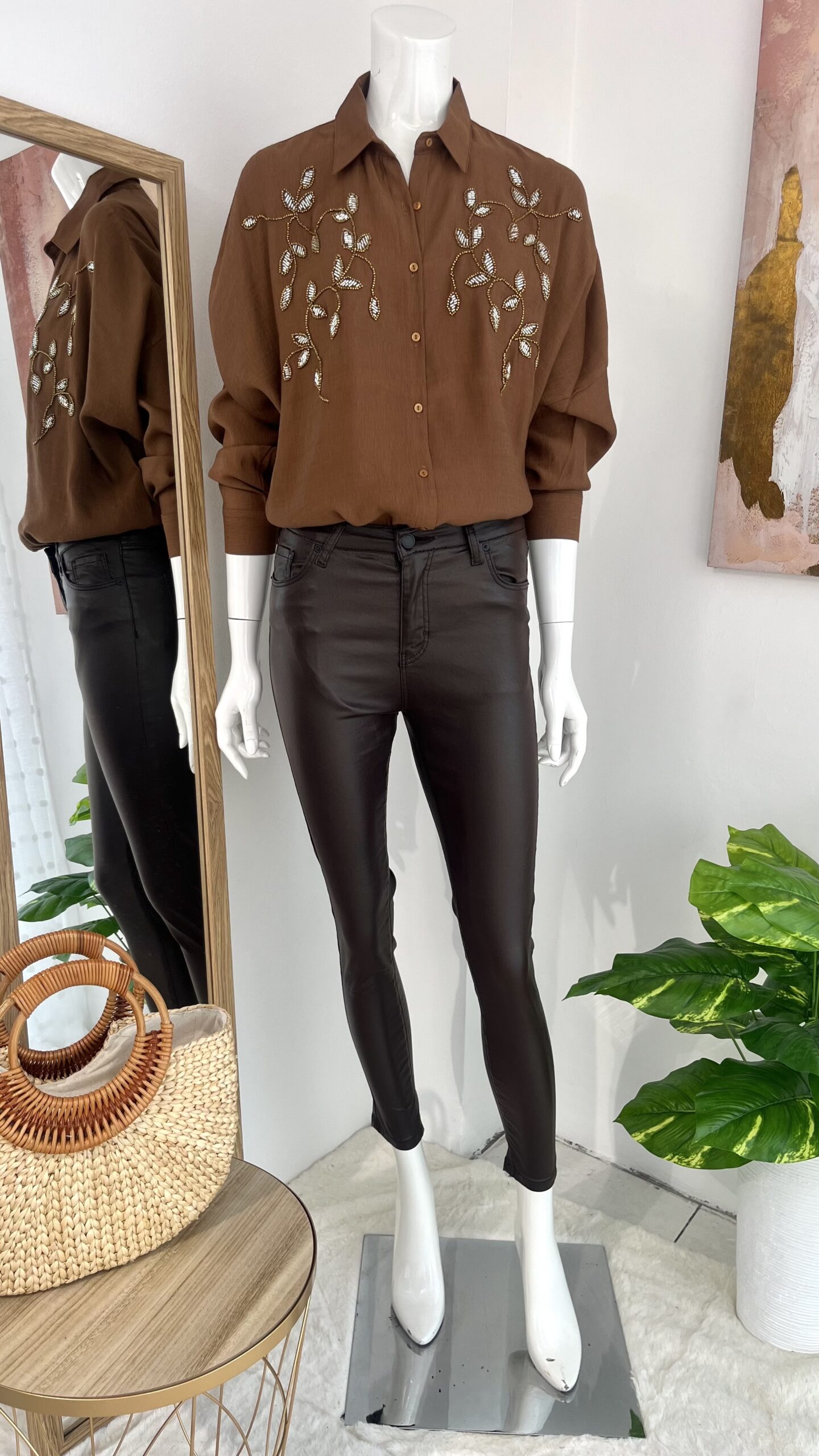 Blusa Café Talla Única para Mujer – Bordado de Hojas en Pedrería | Tienda Altiva Costa Rica - Imagen 3