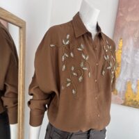 Blusa Café Talla Única para Mujer – Bordado de Hojas en Pedrería | Tienda Altiva Costa Rica