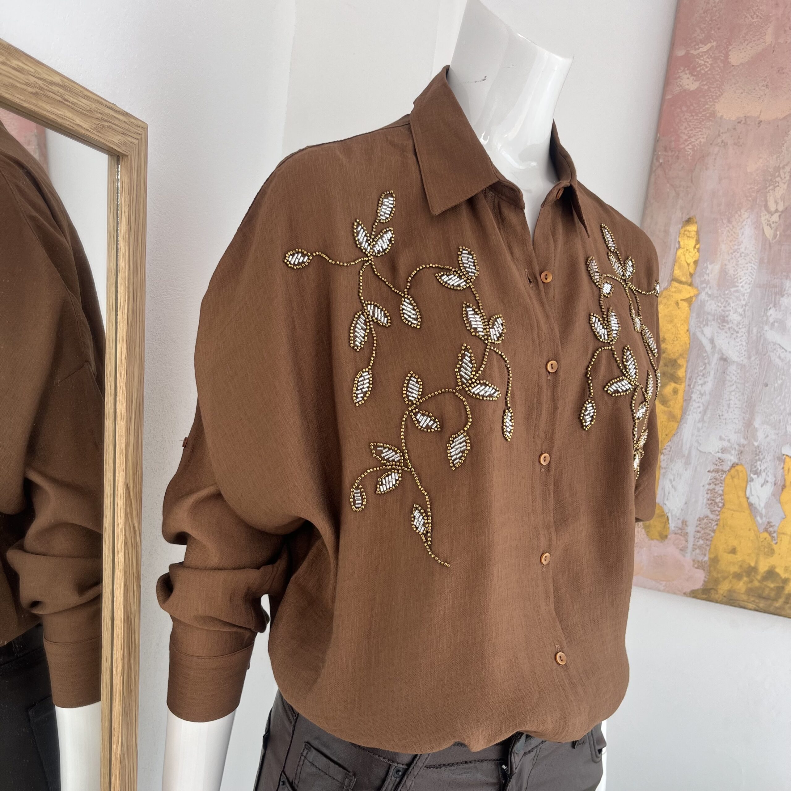 Blusa Café Talla Única para Mujer – Bordado de Hojas en Pedrería | Tienda Altiva Costa Rica