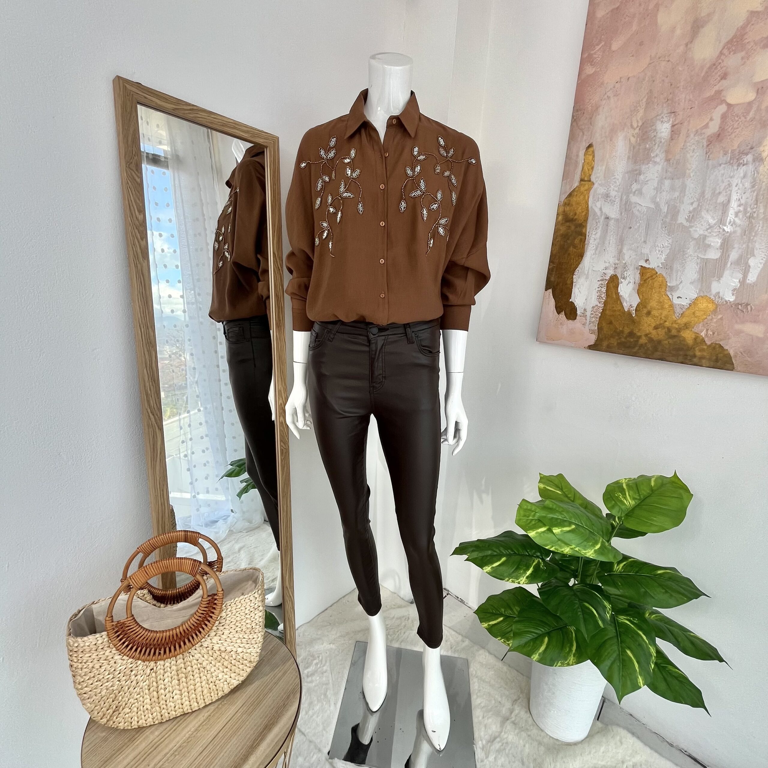 Blusa Café Talla Única para Mujer – Bordado de Hojas en Pedrería | Tienda Altiva Costa Rica - Imagen 2