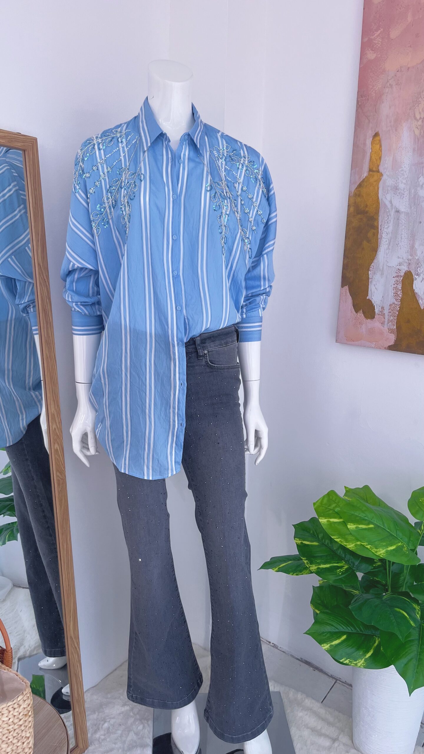 Blusa Celeste Rayada con Aplicaciones Brillantes - Imagen 6