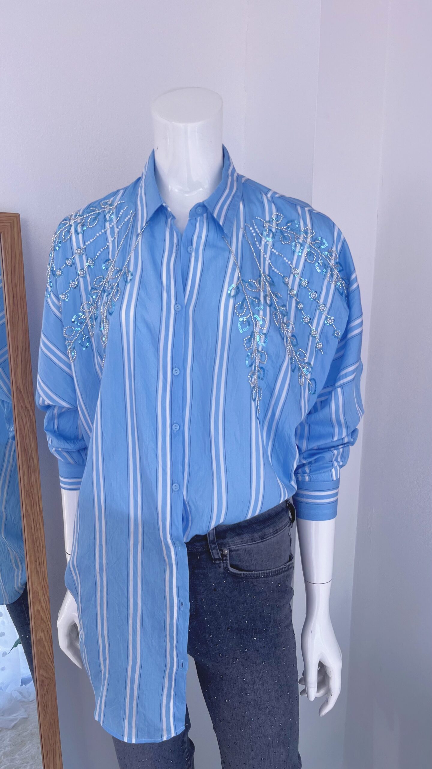 Blusa Celeste Rayada con Aplicaciones Brillantes - Imagen 5