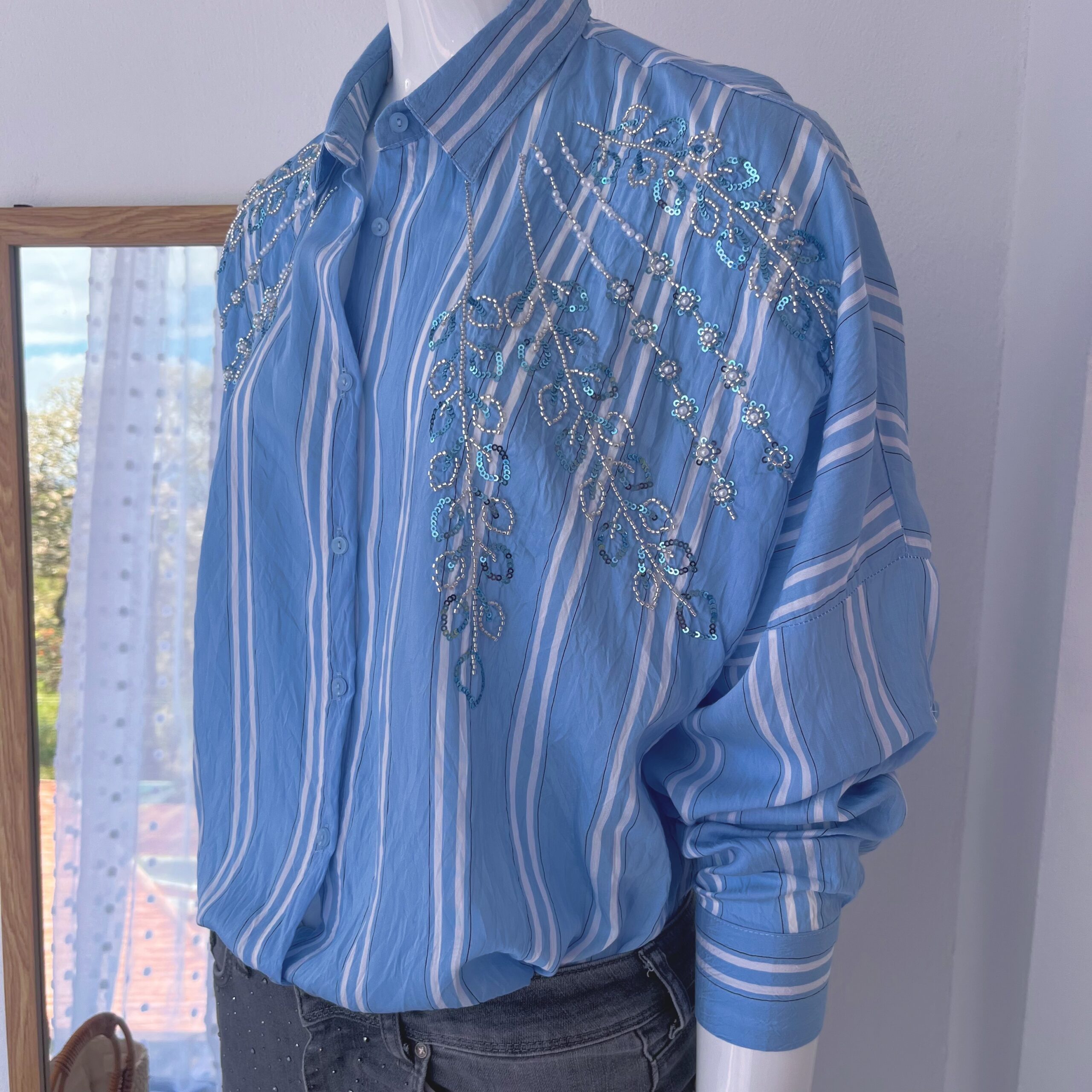 Blusa Celeste Rayada con Aplicaciones Brillantes - Imagen 4